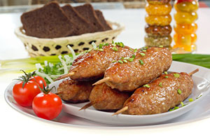 Люля кебаб с помидорами и луком