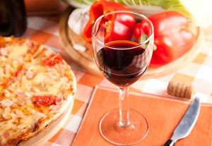 Красное вино и мясная пицца