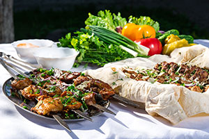 Шашлык с овощами и лавашом