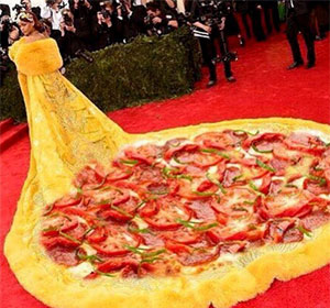 Рианна надела пиццу на бал Met Gala 2015!