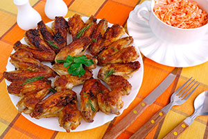 Крылышки и салат на обед