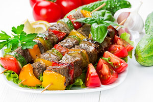 Мясной шашлык с овощами