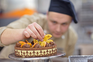 Кондитеры создают торт «Москва»