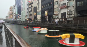 Флотилия суши проплывет по реке в Осаке.