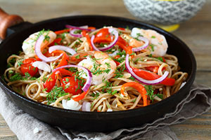 Жареная лапша с овощами и креветками