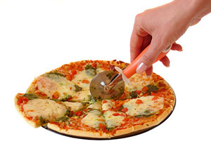 Нарезаем пиццу специальным ножом