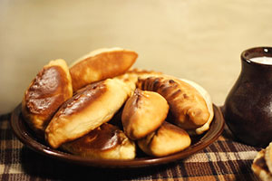 Русские пироги и крынка с молоком