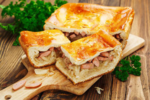 Пирог с капустой и сардельками