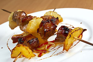 Шашлык из мяса с ананасами