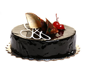 Шоколадный торт,украшенный вишней