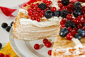 Блинный торт с голубикой и красной смородиной