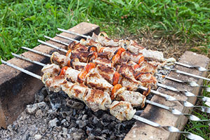 Кирпичный мангал с шашлыком