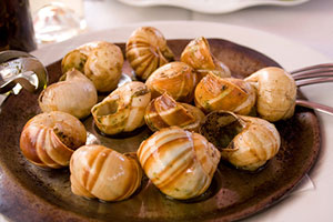 Эскарго — национальное блюдо французской кухни.