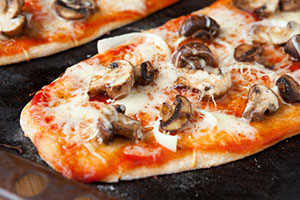 Домашняя пицца с грибами и моцареллой
