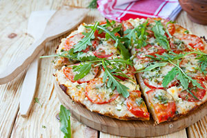 Пицца с помидорами, сыром и рукколой