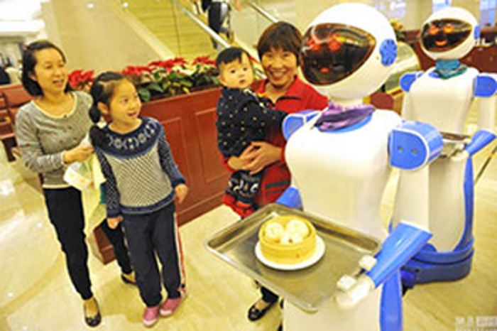 Посетителей ресторана обслуживают роботы