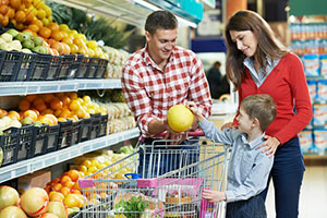 Семья выбирает продукты в магазине