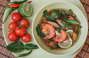 Традиционный пряный тайский суп Thai Tom Yam